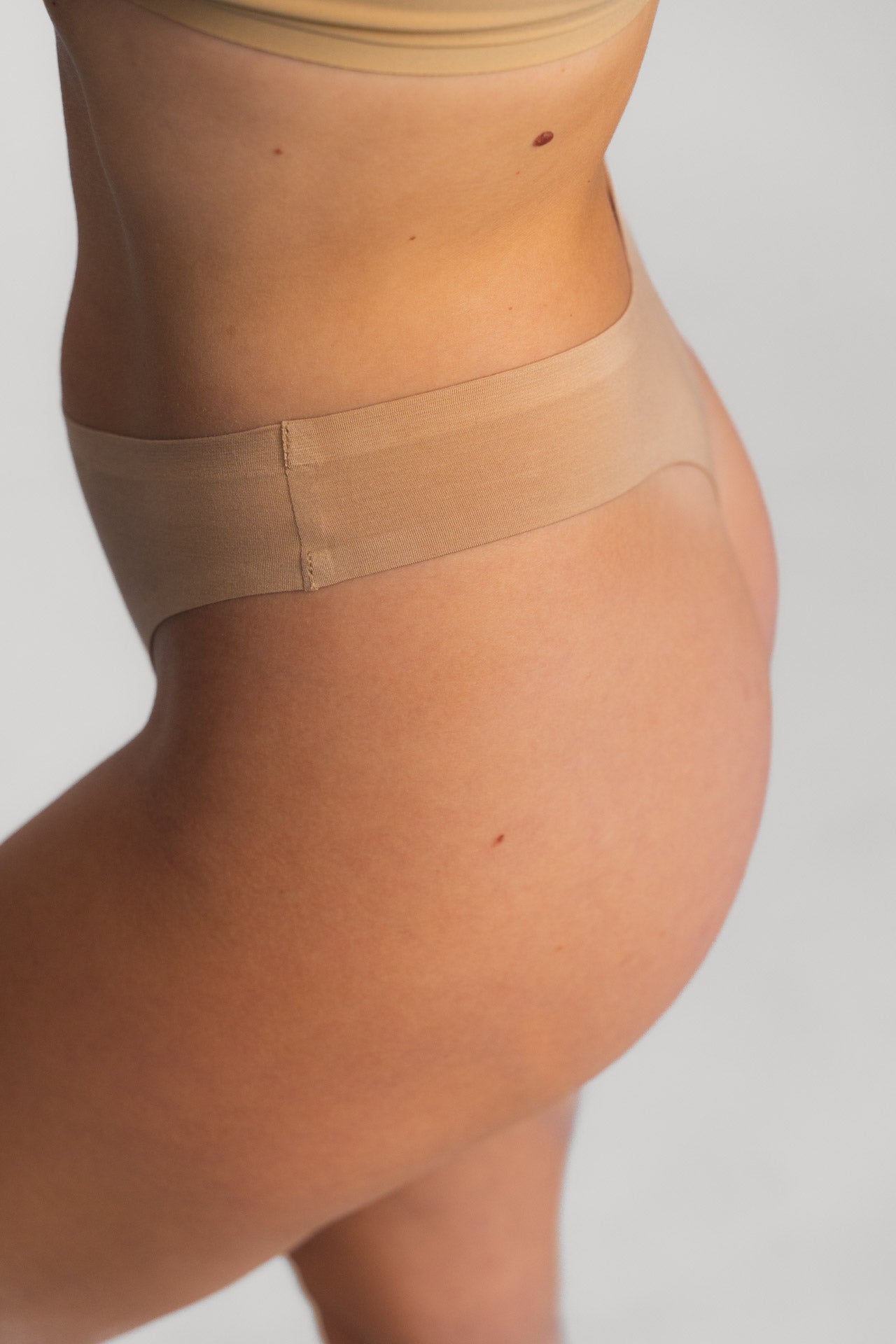 Stringi bezszwowe LUXE BEIGE - 2 szt.