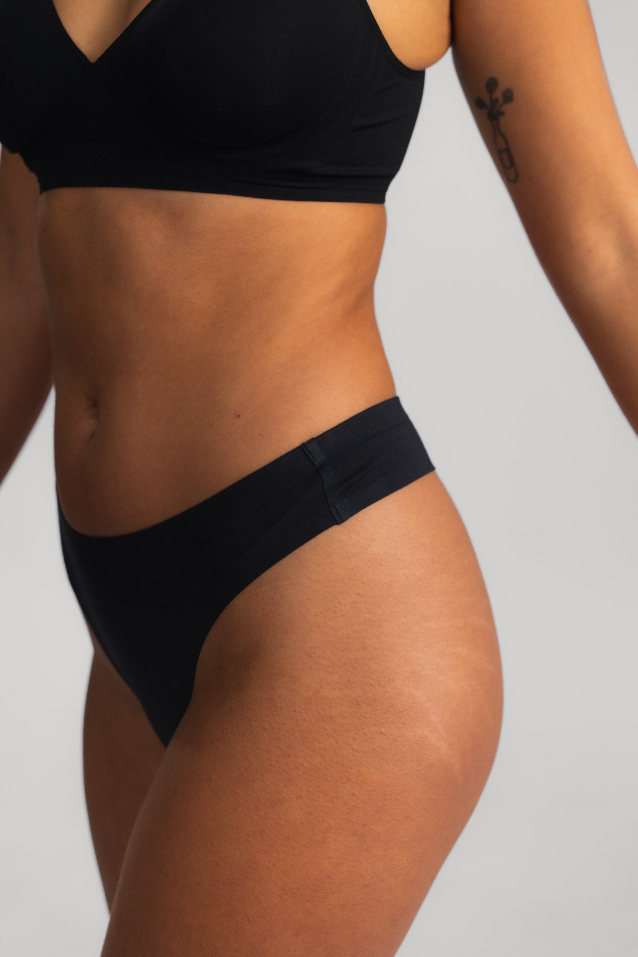 Stringi bezszwowe LUXE BLACK - 2 szt.